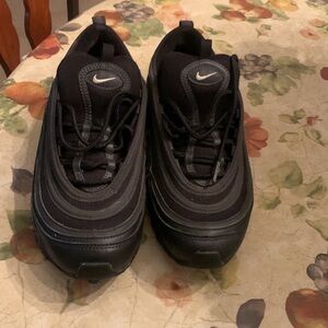NIKE AIRMAX ALL BLACK WITH REFLECTIVE PARTS SIZE8.5 MENS / 10 WOMANS